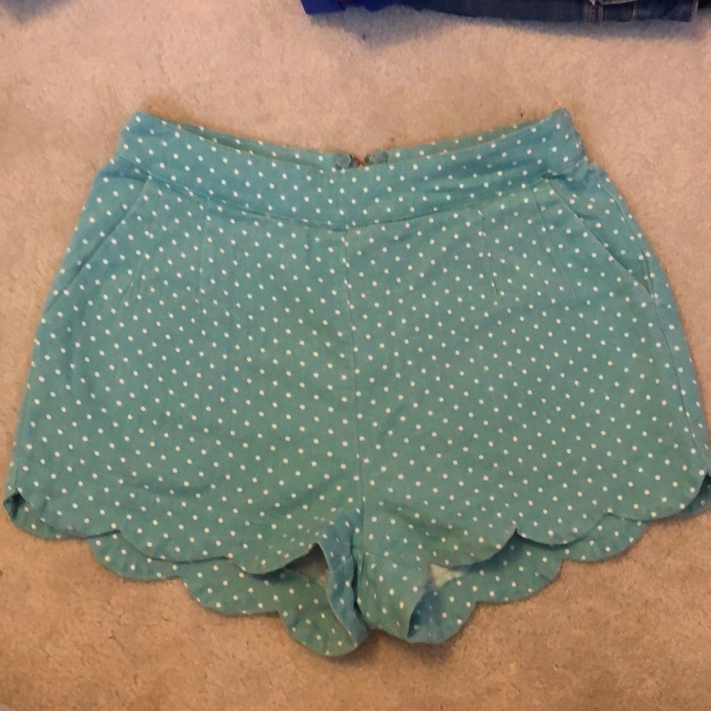 Women’s small. Scalloped hem shorts.